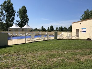 季节性开放的室外游泳池，日光浴躺椅