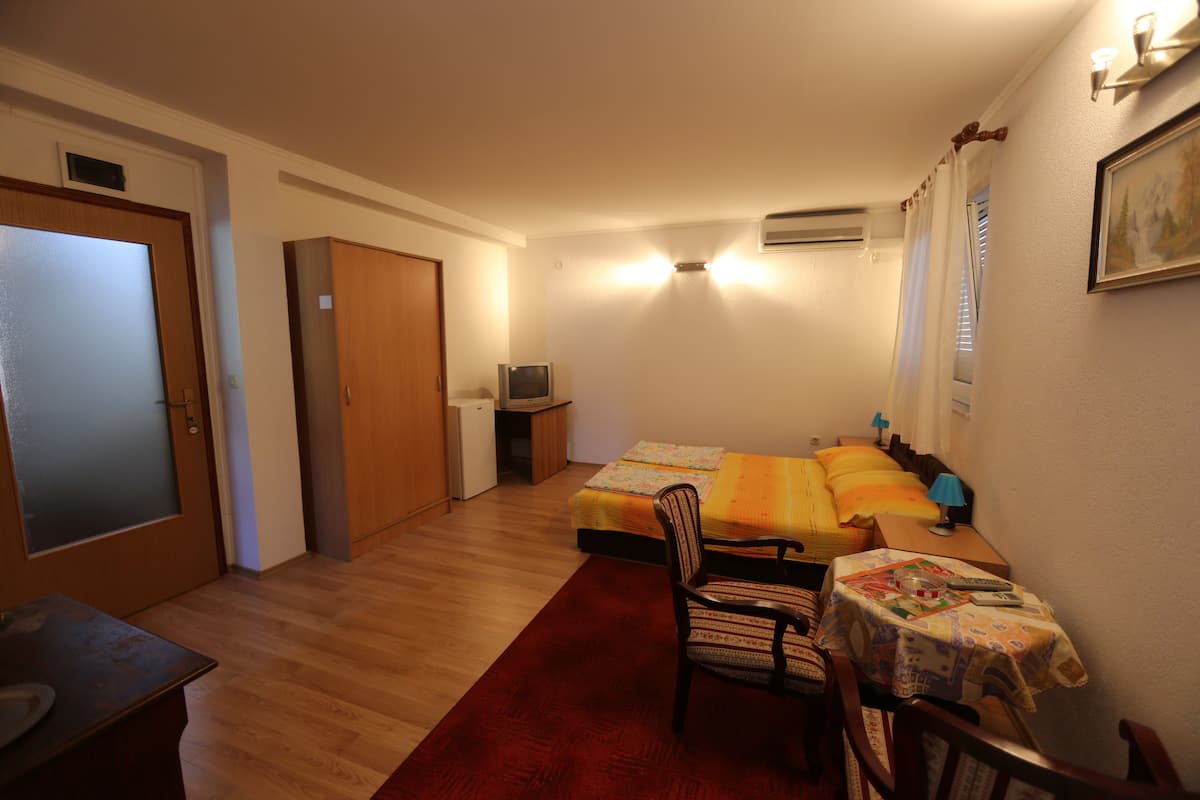Basic Apartment, Valley View | Desk, rollaway beds (surcharge), WiFi (free)