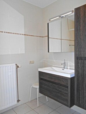 Apartment, 2 Bedrooms | Bathroom | Combined shower/tub, towels - Kompas 1 0102 (Nieuwpoort)