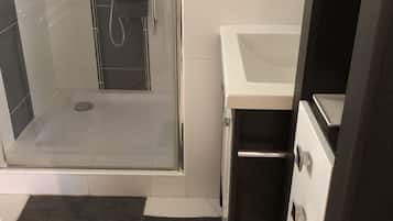 Comfort Room, Garden View | Bathroom | Towels