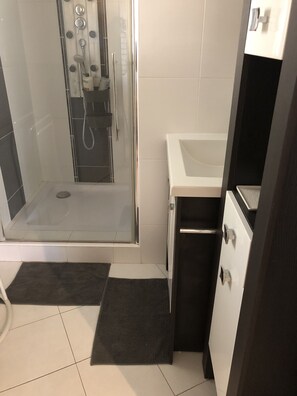 Habitación Confort, vista al jardín | Baño | Toallas 