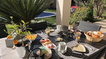 Petit déjeuner complet compris tous les jours
