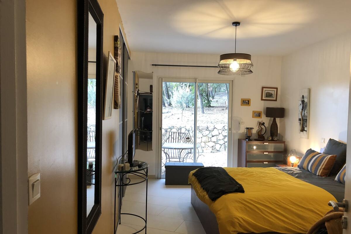 Habitación Confort, vista al jardín | Cunas, wifi gratis y ropa de cama