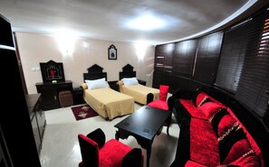 Standard-Suite | Schreibtisch, Verdunkelungsvorhänge, Zustellbetten, kostenloses WLAN