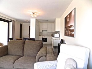 Apartamento, 3 habitaciones | Zona de estar | Una televisión de pantalla plana, un reproductor de DVD