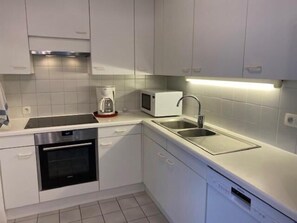 Appartement, 3 slaapkamers | Privékeuken | Een koelkast, een microgolfoven, een oven, een kookplaat