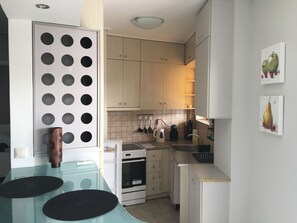 Apartment, 2 Schlafzimmer (Acropolis View) | Eigene Küche | Großer Kühlschrank, Mikrowelle, Ofen, Herdplatte