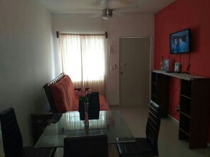 Apartment, 2 Schlafzimmer, Poolzugang | Wohnbereich | 32-Zoll-Plasmafernseher mit Kabelempfang, Fernseher