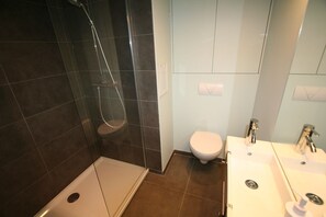 Apartment, 1 Bedroom | Bathroom | Shower, towels - Zonnestraal 902 (Nieuwpoort)