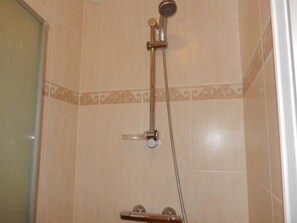 Departamento, vista al mar | Regadera en el baño