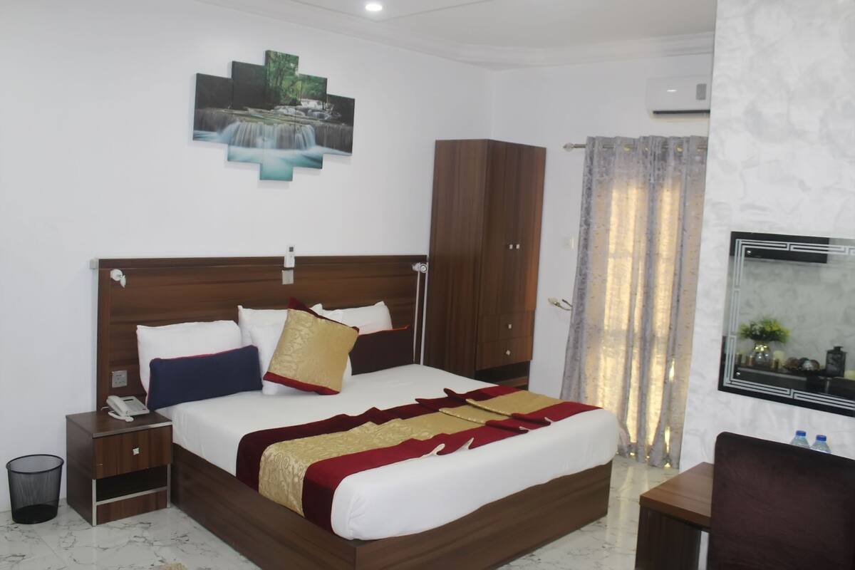 Royal Room | Desk, WiFi (free), individually furnished, bed sheets
