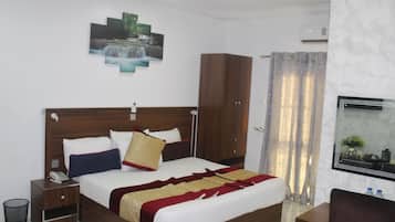 Royal Room | Individually furnished, desk, free WiFi, bed sheets