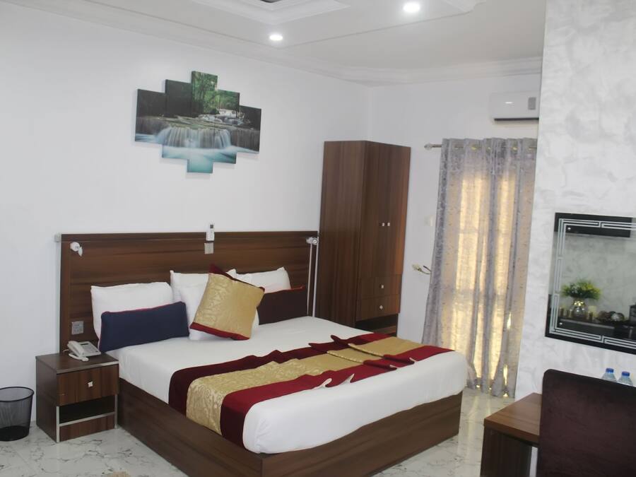 Chambre royale | Bureau, accès au Wi-Fi (inclus), ameublement unique, literie fournie