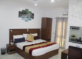 Muebles diferentes, escritorio, wifi gratis y ropa de cama 