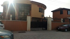 Un edificio con un letrero que dice "Villas Hotel".