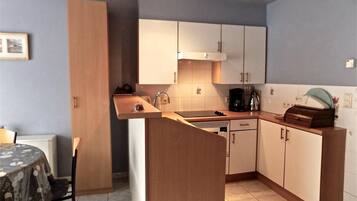 Estudio | Cocina privada | Refrigerador con congelador, microondas, horno y parrilla de estufa