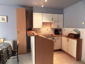 Studio | Private kitchen | Full-size fridge, microwave, oven, stovetop - Princess (Nieuwpoort)