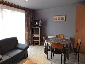 Studio | Wohnbereich | Flachbildfernseher, DVD-Player
