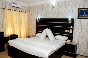 Desk, laptop workspace, blackout drapes, free WiFi - Villa Italian Hotels (Enugu)