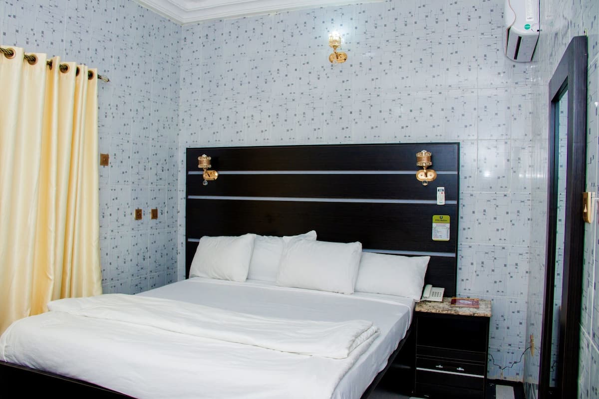 Deluxe Room | Desk, laptop workspace, blackout drapes, free WiFi