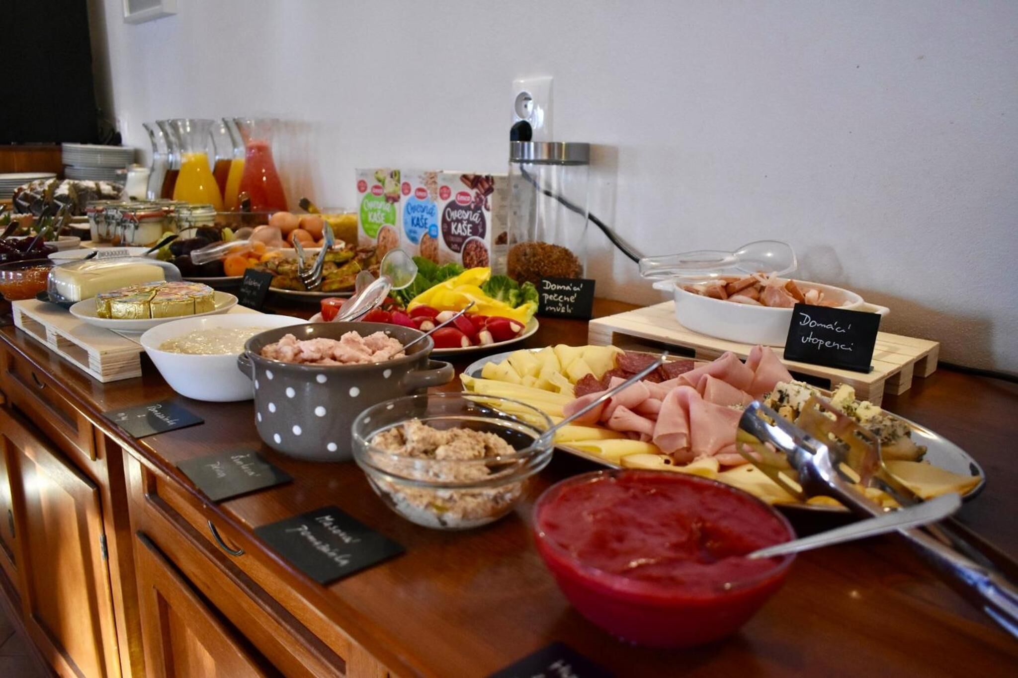 Un bufé con diversos alimentos y bebidas.