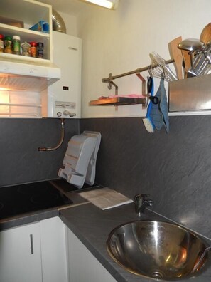 Appartement, 1 slaapkamer | Privékitchenette | Een koelkast, een oven, een kookplaat, een koffiezetapparaat/waterkoker