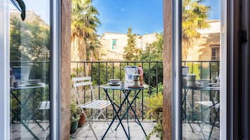 Apartamento família, 2 quartos, vista para o jardim | Área de estar