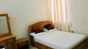 Apartment | In-room safe, desk, laptop workspace, iron/ironing board