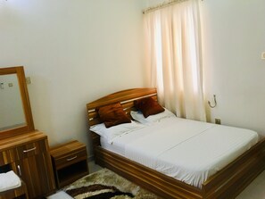 Departamento | Caja de seguridad en la habitación y escritorio 