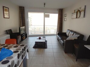 Appartement, 2 slaapkamers | Woonkamer | Flatscreentelevisie