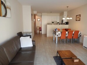 Appartement, 2 slaapkamers | Woonruimte | Flatscreentelevisie