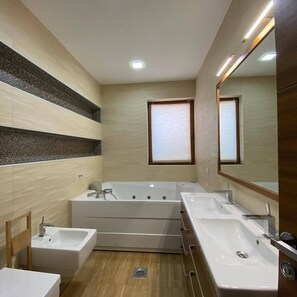 Deluxe Apartment, 2 Bedrooms, Hot Tub, Mountain View | Bilik Mandi | Pancuran mandi, kelengkapan dandanan diri percuma, pengering rambut