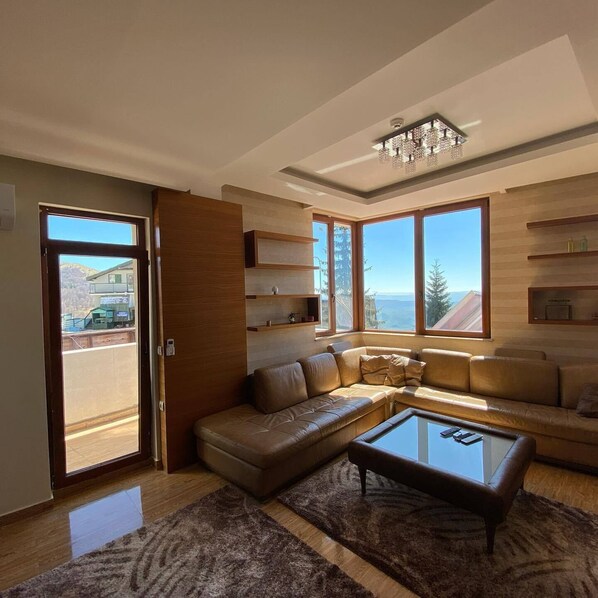 Deluxe Apartment, 2 Bedrooms, Hot Tub, Mountain View