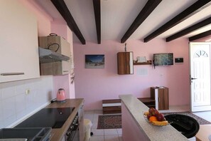 Fridge, coffee/tea maker, cookware/dishes/utensils, dining tables - Apartment Baranic nr1 (Silo - island Krk)