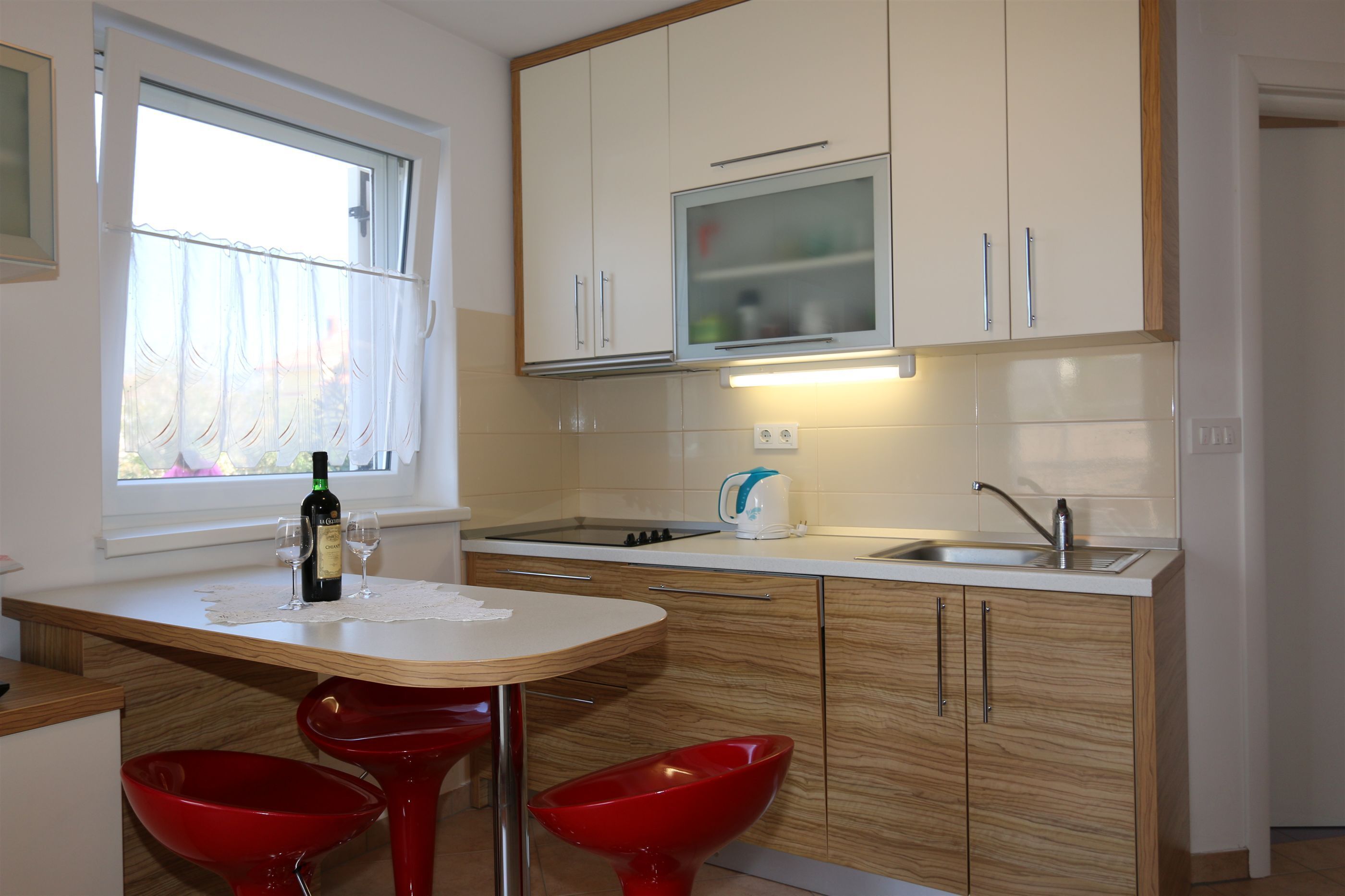 Fridge, stovetop, dishwasher, coffee/tea maker