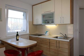 Fridge, stovetop, dishwasher, coffee/tea maker