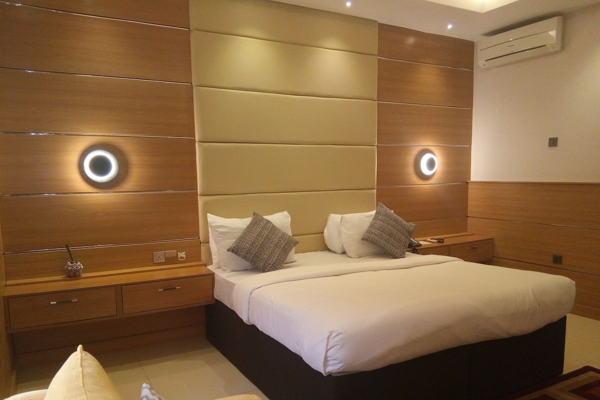 Quarto luxo | Escrivaninha, Wi-Fi de cortesia, roupa de cama