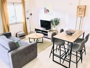 City-Apartment, 1 Doppelbett und Schlafsofa, Bergblick (1 Bedroom) | Wohnbereich