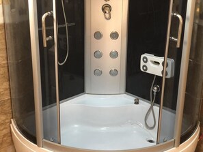 Standard Room | Bathroom shower - Marina Lake View Apartments (Jinja)