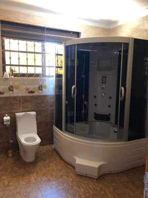 Standard Room | Bathroom | Shower, towels, soap, toilet paper - Marina Lake View Apartments (Jinja)