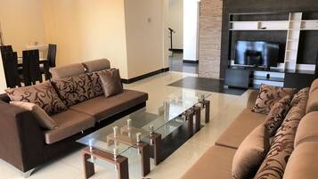 Apartemen Keluarga | Ruang keluarga | Televisi LCD 32-inci dengan saluran TV satelit dan TV