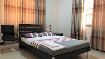 Familieleilighet | Skrivebord, skrivebord for bærbar PC og blendingsgardiner