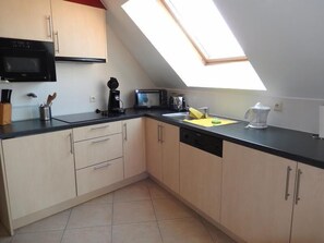 Appartement, 2 chambres | Cuisine privée | Réfrigérateur, micro-ondes, four, plaque de cuisson