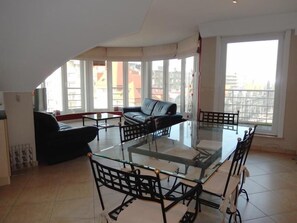 Appartement, 2 slaapkamers | Woonruimte | Flatscreentelevisie