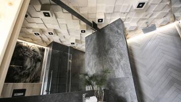 Chalet Design, patio | Salle de bain | Serviettes fournies