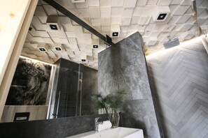 Design Chalet, Patio | Bathroom | Towels