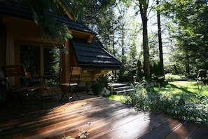 Stuga Comfort - flera sängar - utsikt mot trädgården | Terrass/Patio