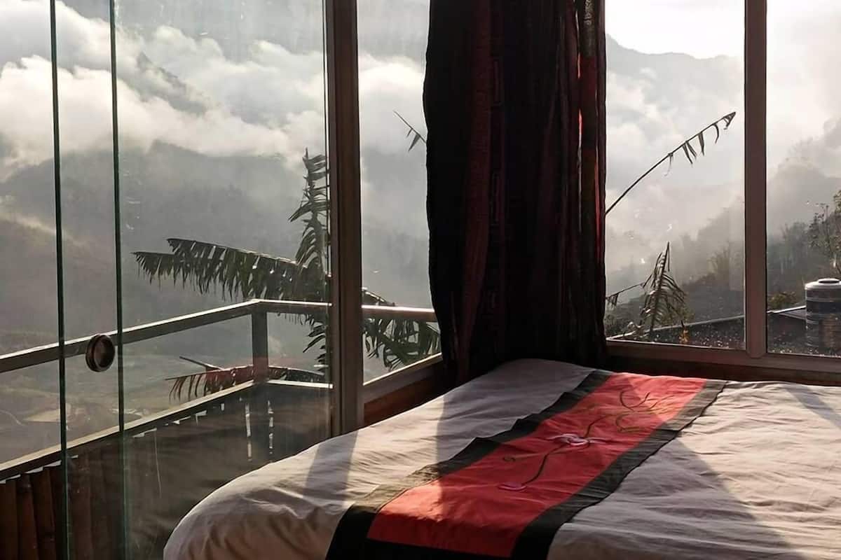 Desk, blackout drapes, iron/ironing board, free WiFi
