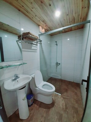 Dusj, regndusjhode, hårføner og badekåper