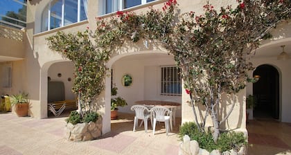 Strandnahes Ferienhaus, privater Pool, Internet, schöner Barbecue, Spülmaschine